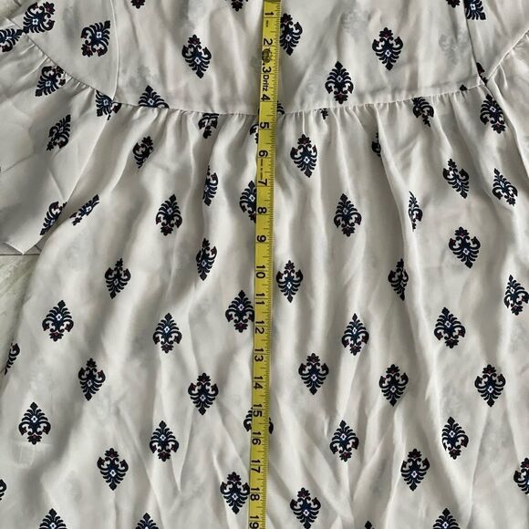 Loft Outlet NWT Gray w/Medallions Sheer Flutter Sleeve V & Bow detail Size XSP - Picture 10 of 10